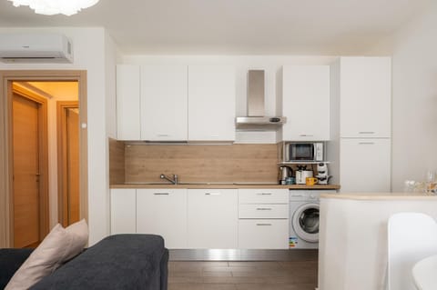 Coffee/tea facilities, Kitchen or kitchenette, stove, toaster