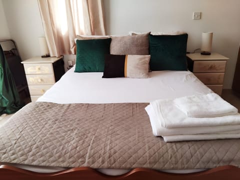 Bedroom, towels
