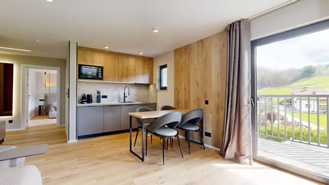 Kitchen or kitchenette, Dining area