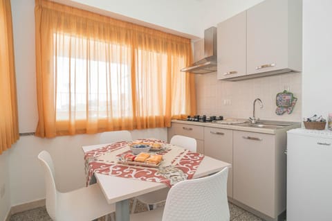 Kitchen or kitchenette, Dining area, stove