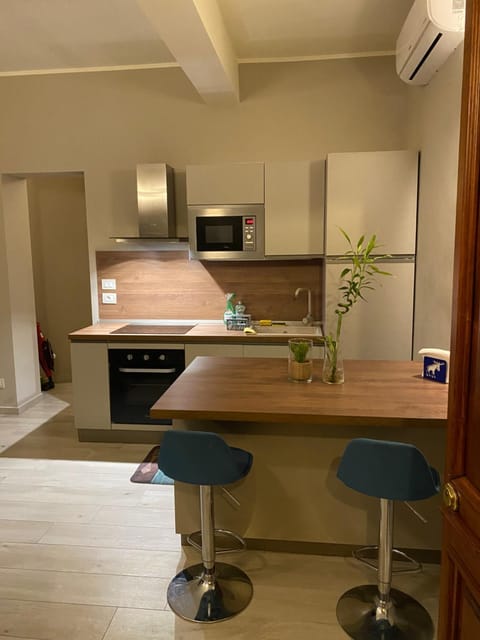 Kitchen or kitchenette, Dining area, oven, stove
