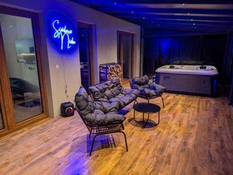Hot Tub, Seating area