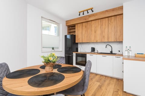 Kitchen or kitchenette, Dining area, stove