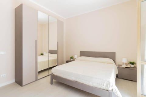Bed, Night, Balcony/Terrace, Bedroom, cot