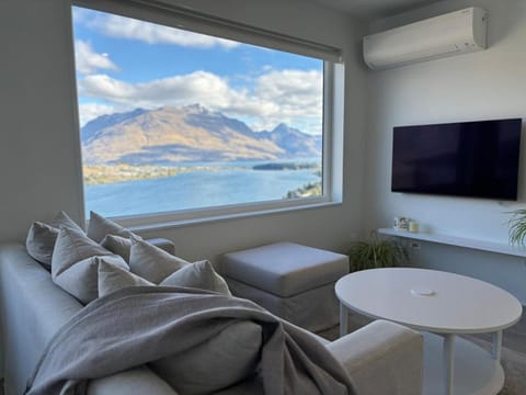 Day, Natural landscape, TV and multimedia, Living room, Seating area, Lake view, Mountain view