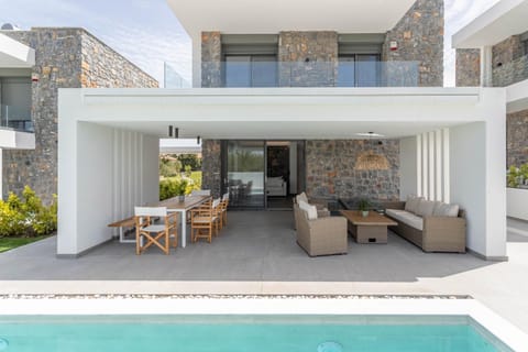 Property building, Patio, Balcony/Terrace