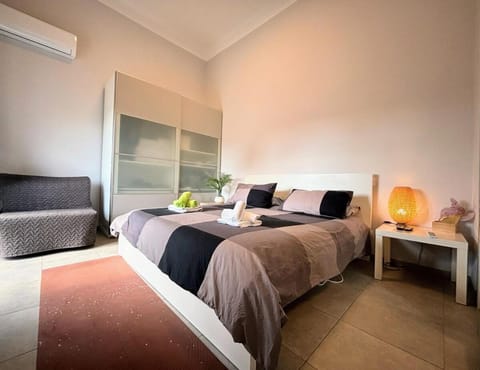 Bed, Living room, Photo of the whole room, Seating area, Bedroom, towels, air conditioner