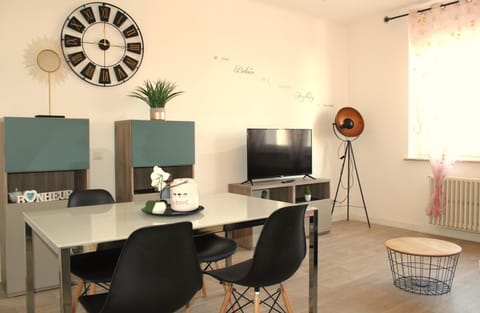 Communal lounge/ TV room, Living room, Seating area