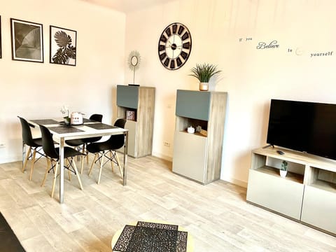 Communal lounge/ TV room, Living room, Seating area