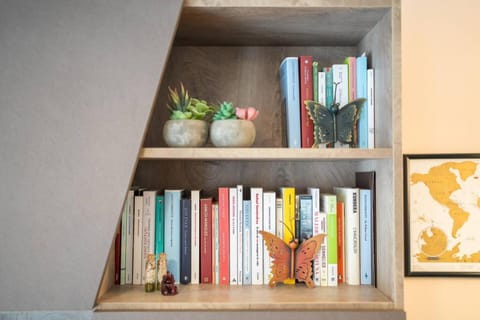 Attico Milano - 2min Metro - Elegante with AC Apartment in Milan