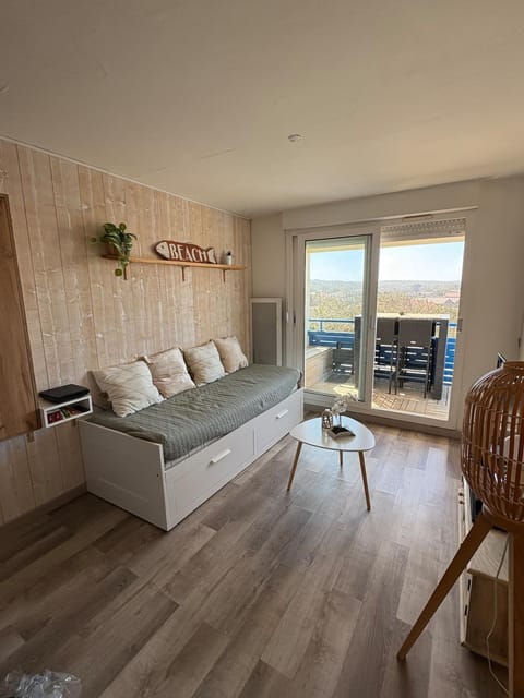 Bed, Living room