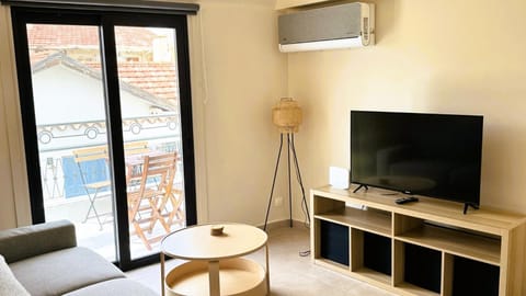 TV and multimedia, Living room, Seating area, Evening entertainment, air conditioner