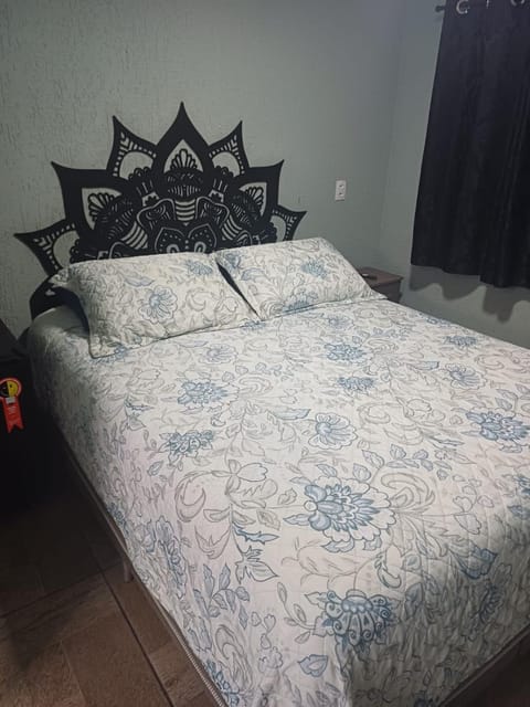 Bed, minibar