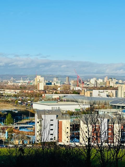 4 bed Townhouse with spectacular views 4 miles from Cardiff 10min drive or train journey to city centre House in Cardiff