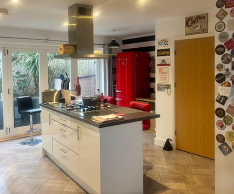 4 bed Townhouse with spectacular views 4 miles from Cardiff 10min drive or train journey to city centre House in Cardiff