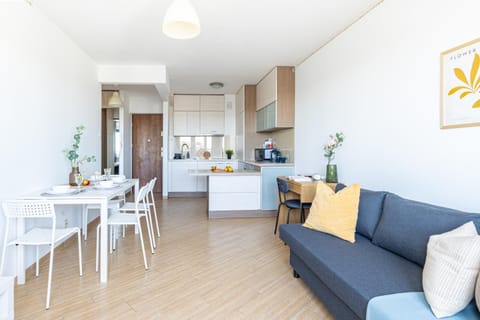 Kitchen or kitchenette, Living room, Seating area, Dining area