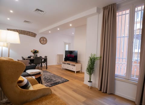 Communal lounge/ TV room, TV and multimedia, Living room, Seating area, Evening entertainment