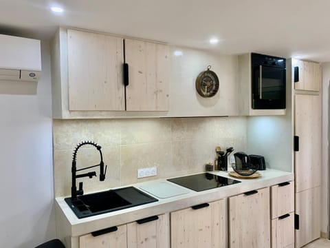 Coffee/tea facilities, Kitchen or kitchenette, dishwasher, oven, stove, toaster