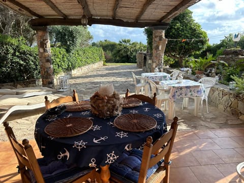 Patio, Day, Garden, Dining area, Garden view