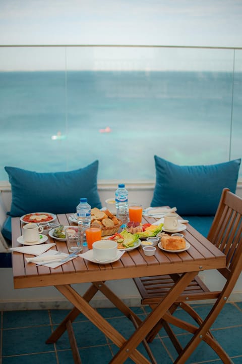 Property building, Patio, Restaurant/places to eat, Sea view, Breakfast