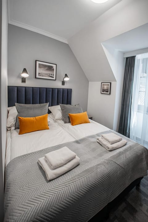 Bed, Photo of the whole room, towels