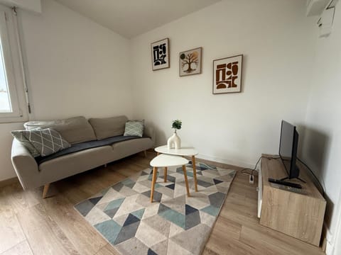 TV and multimedia, Living room, Decorative detail, Decorative detail, Seating area