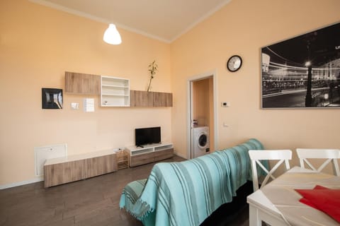 TV and multimedia, Living room, Photo of the whole room, Seating area, Dining area