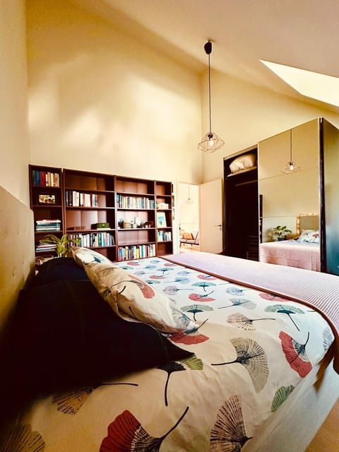 Bed, Library, Photo of the whole room, Bedroom, wardrobe