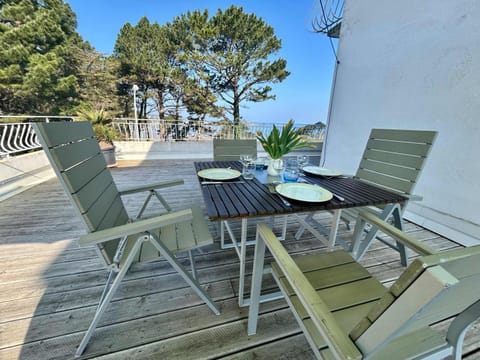 Seafront flat with indoor pool with stunning views Apartment in Plestin-les-Grèves