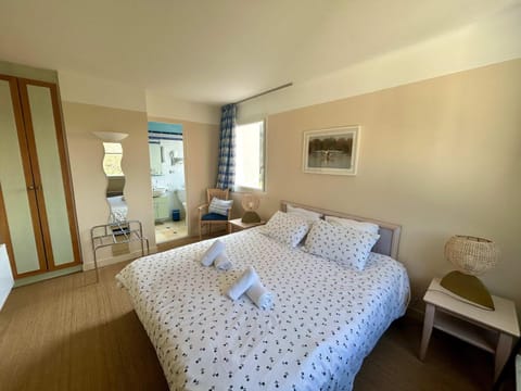 Seafront flat with indoor pool with stunning views Apartment in Plestin-les-Grèves