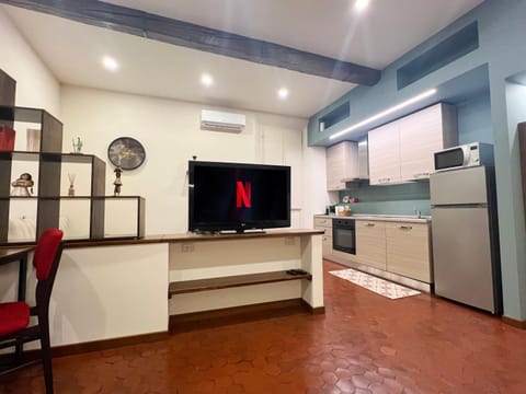 TV and multimedia, Kitchen or kitchenette, Photo of the whole room, oven, stove, air conditioner