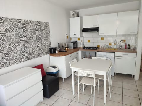 Coffee/tea facilities, Kitchen or kitchenette, Dining area, stove, toaster