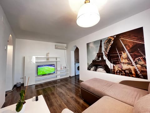 TV and multimedia, Living room, Photo of the whole room, Seating area, air conditioner
