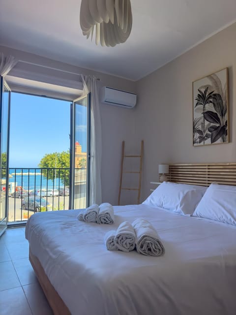 Bed, View (from property/room), Balcony/Terrace, Photo of the whole room, Bedroom, Sea view, towels, air conditioner