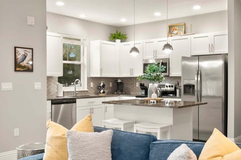 Canopy Couplet - 2 Upscale Condos by Main St Apartment in Safety Harbor