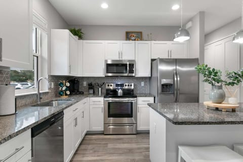 Canopy Couplet - 2 Upscale Condos by Main St Apartment in Safety Harbor