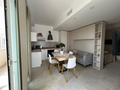 Kitchen or kitchenette, Seating area