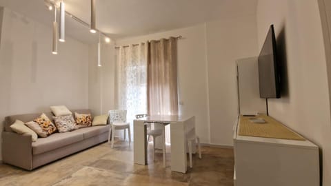 TV and multimedia, Coffee/tea facilities, Balcony/Terrace, Living room, Seating area, Dining area, Quiet street view, dishwasher, internet, toaster