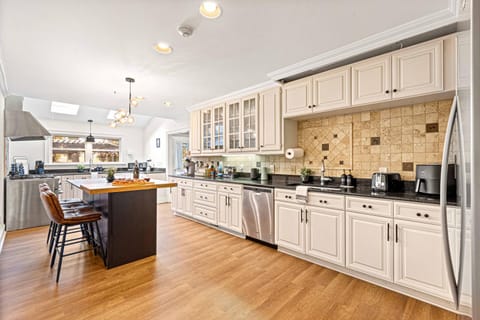 Kitchen or kitchenette, Dining area, dishwasher, oven, toaster