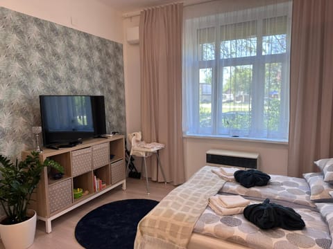 Bed, Photo of the whole room, Evening entertainment, Bedroom, towels