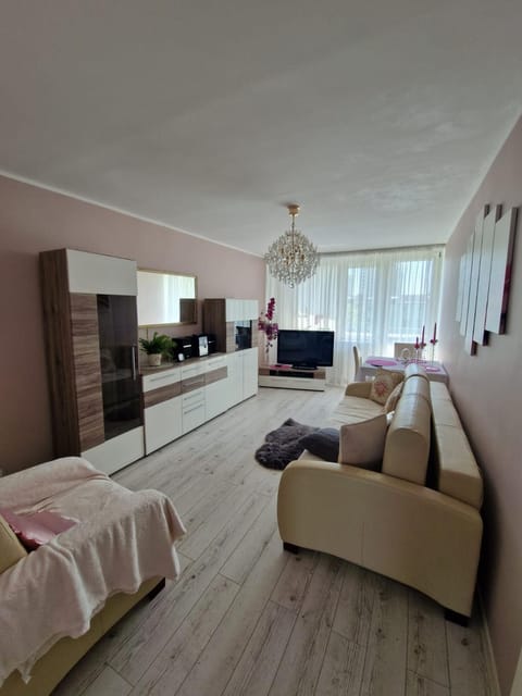 Communal lounge/ TV room, Bed, TV and multimedia, Photo of the whole room, wardrobe