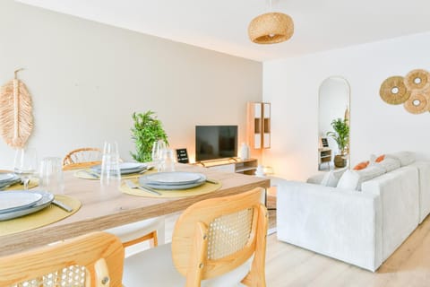 TV and multimedia, Living room, Seating area, Dining area