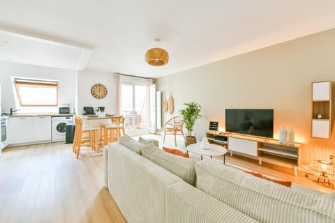 Communal lounge/ TV room, TV and multimedia, Kitchen or kitchenette, Living room, Seating area, Dining area, Evening entertainment