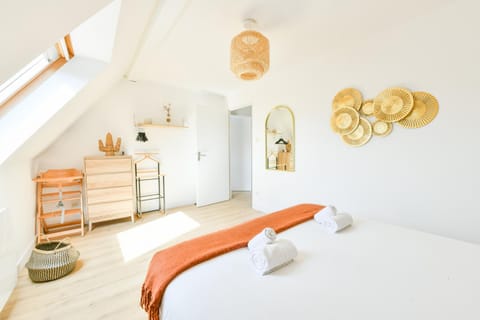 Bed, Photo of the whole room, Bedroom, towels