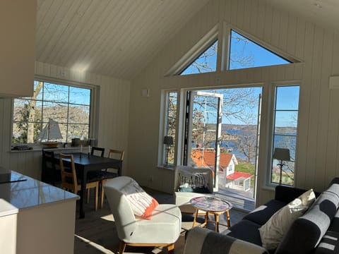 View (from property/room), Balcony/Terrace, Living room, Seating area, Dining area