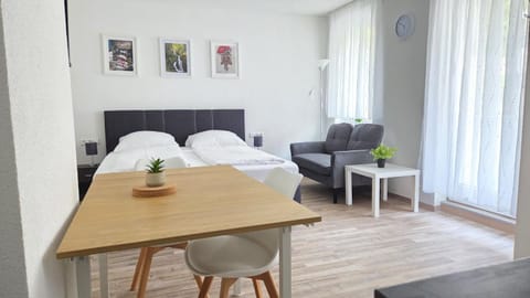 Bed, Dining area