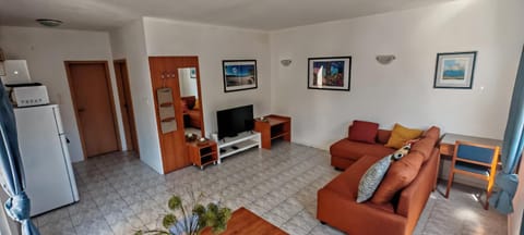 Communal lounge/ TV room, Kitchen or kitchenette, Living room, Seating area, Dining area, oven, stove