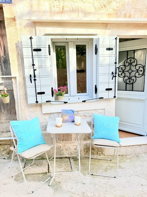 Property building, Day, Seating area