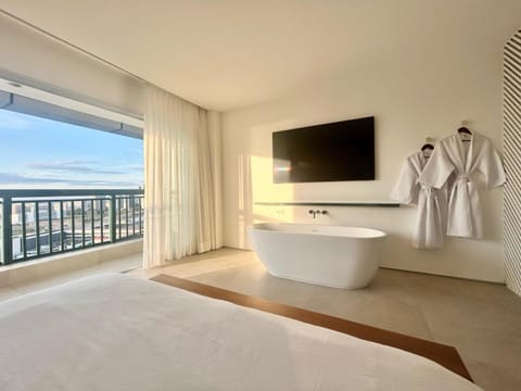 Bed, TV and multimedia, Photo of the whole room, Bedroom, Bath
