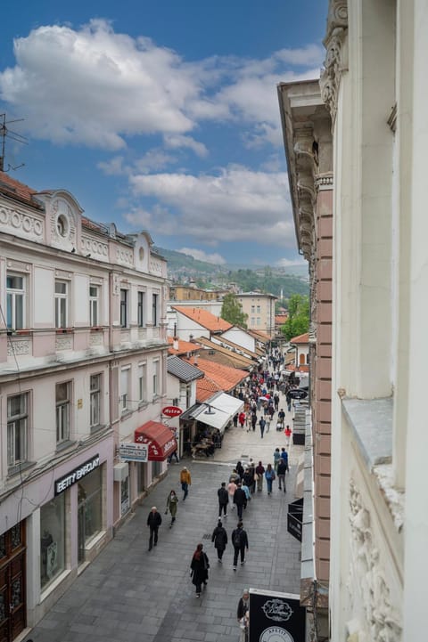 Property building, Day, People, Neighbourhood, City view, Street view, Location, group of guests